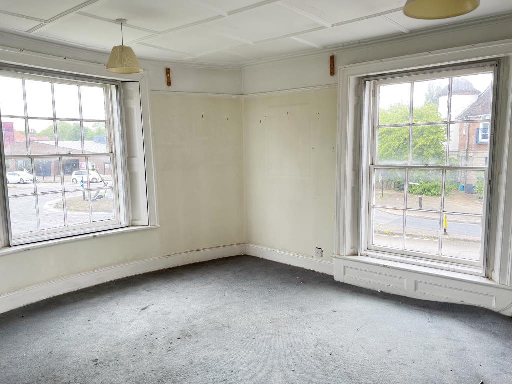 Lot: 40 - LANDMARK FREEHOLD BUILDING WITH PLANNING FOR REDEVELOPMENT - First floor corner room overlooking main road with original style windows